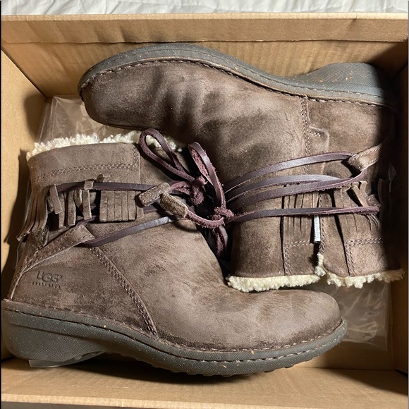 ♥️ UGG GAVIOTA ANKLE SUEDE BOOTS♥️ - Picture 3 of 8